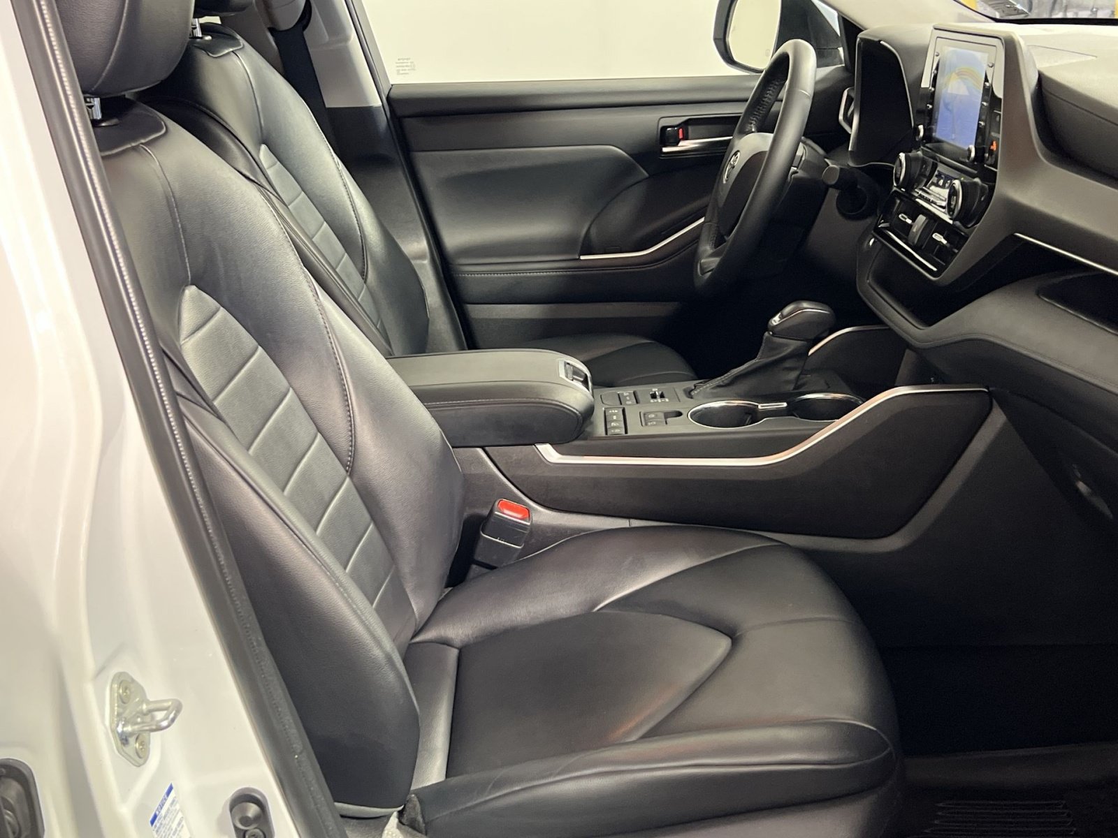 Used 2022 Toyota Highlander XLE AWD/4WD image 27