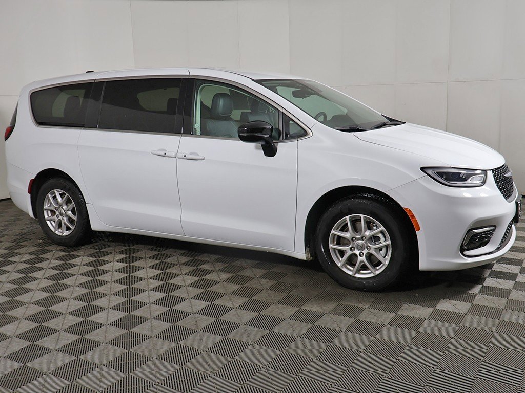 Used 2024 Chrysler Pacifica Touring-L image 15
