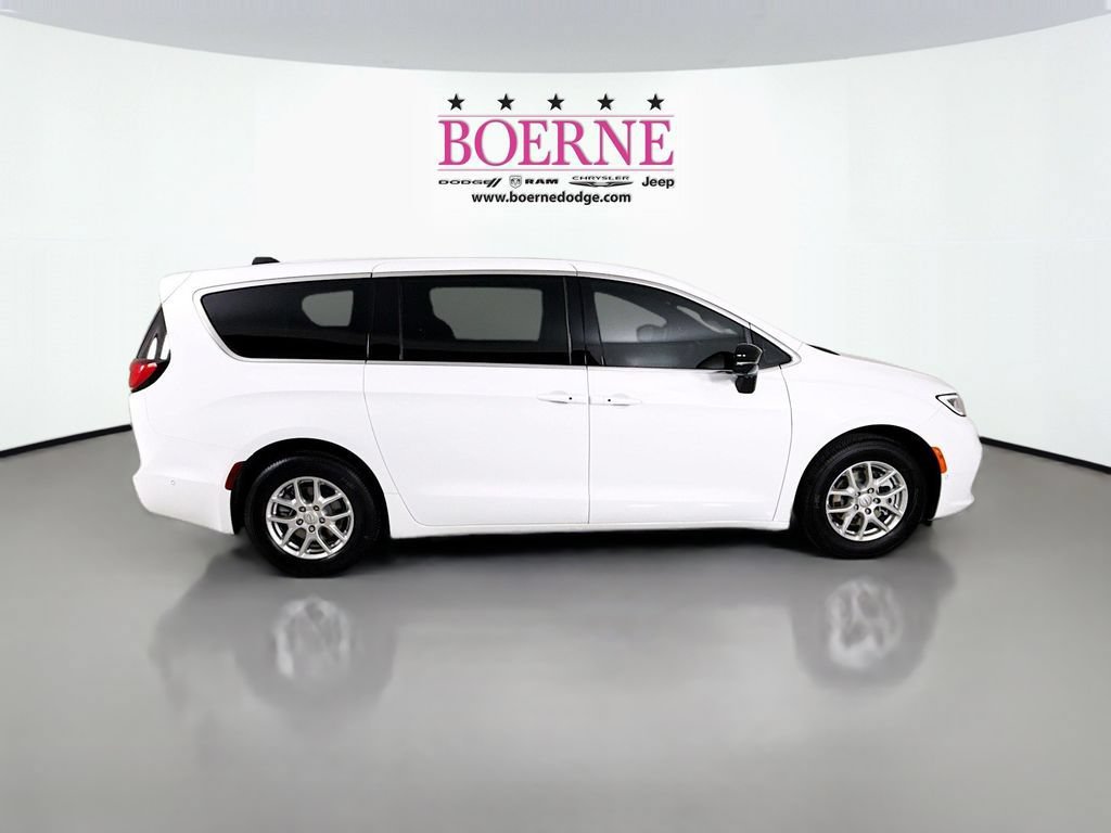 Used 2025 Chrysler Pacifica Select FWD image 8