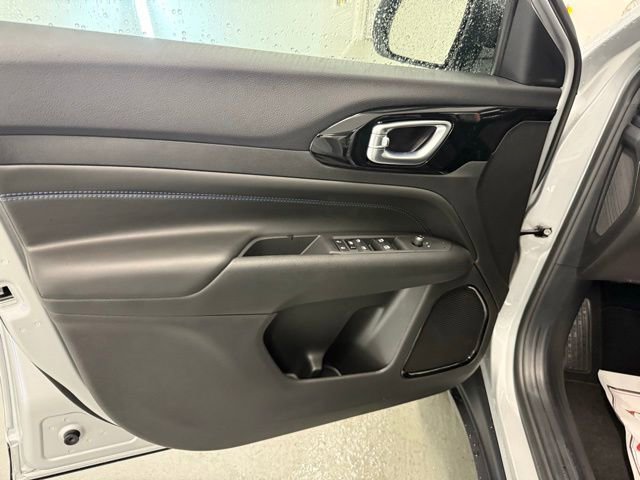 New 2026 Jeep Compass Latitude image 13