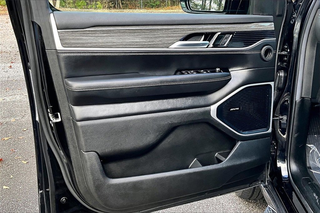 Used 2022 Jeep Wagoneer Series III w/ Flexible Seating Group image 18