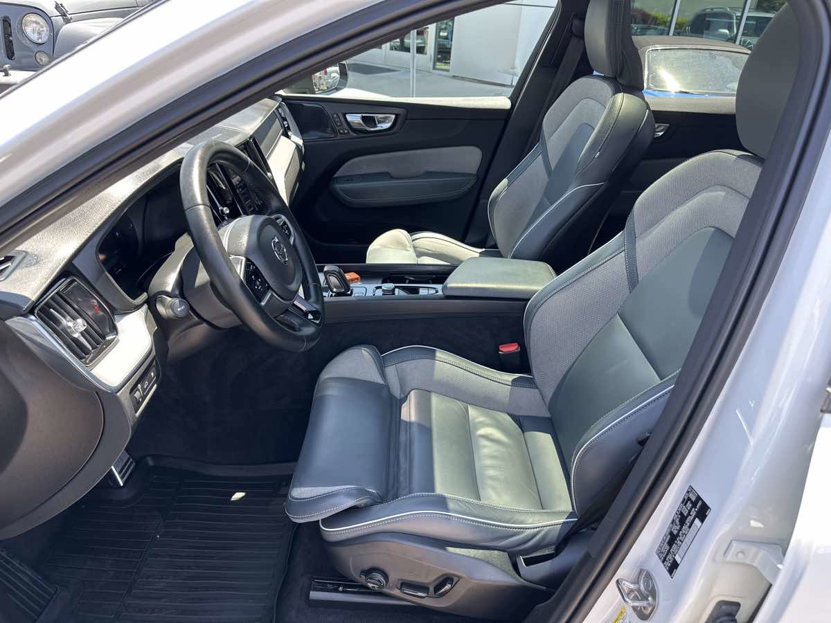 Used 2022 Volvo XC60 T8 R-Design w/ Advanced Package image 11