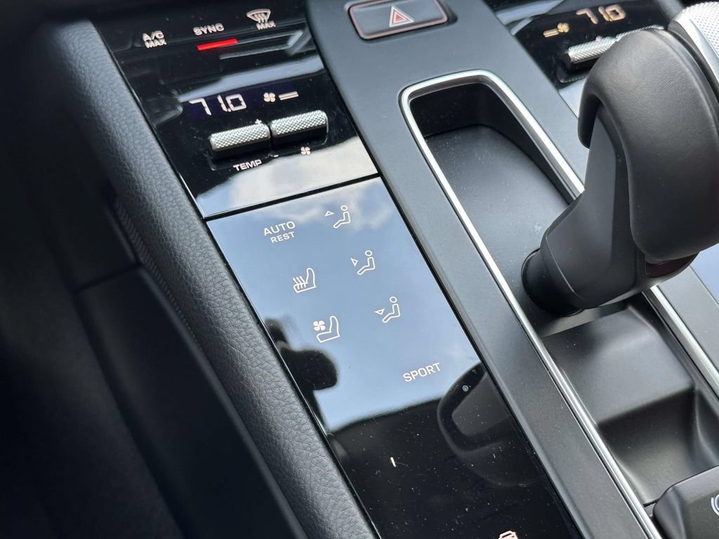 Used 2025 Porsche Macan AWD/4WD image 31