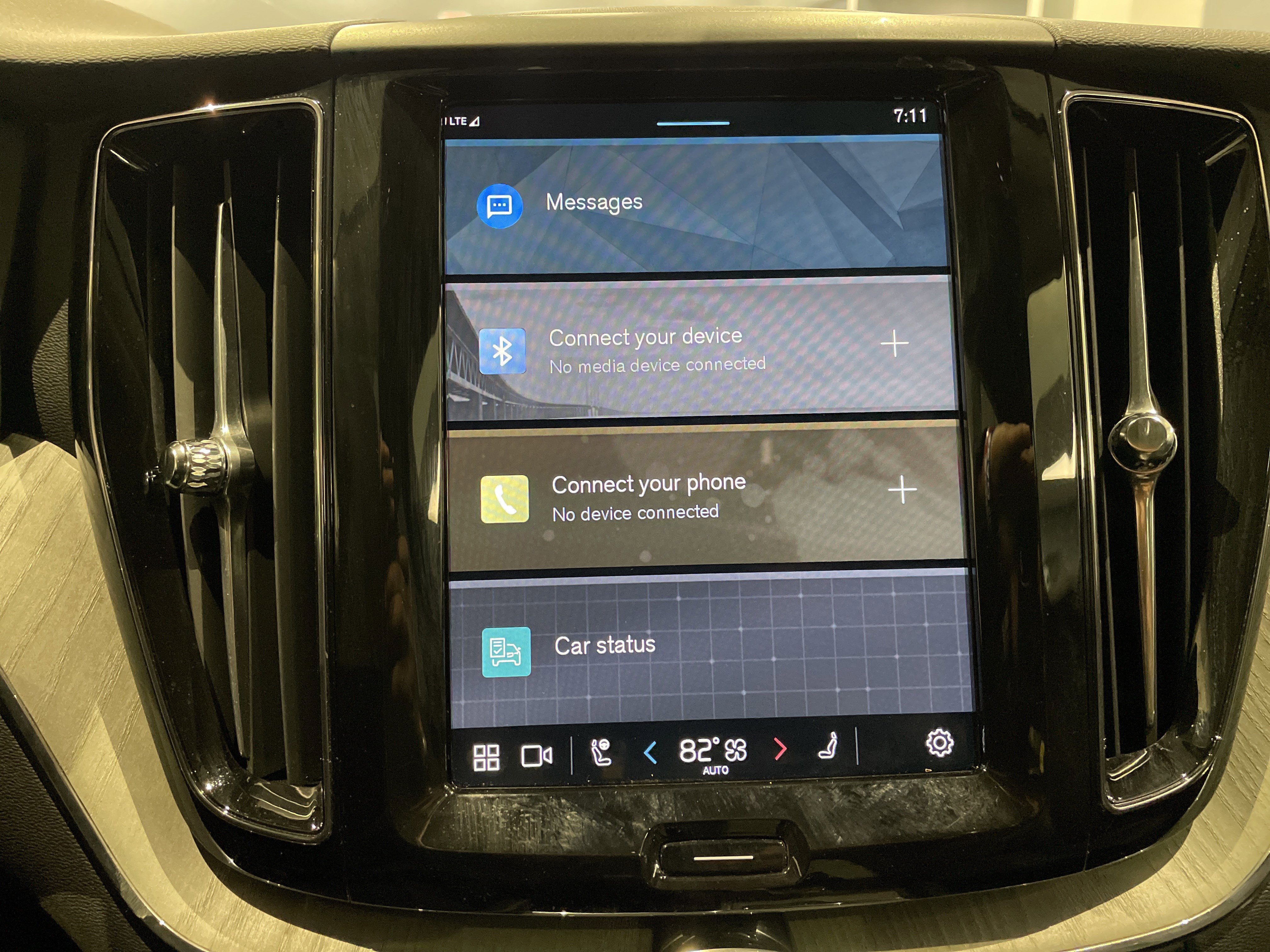 Used 2025 Volvo XC60 B5 Plus image 24