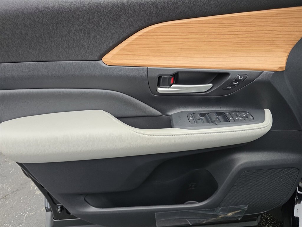 New 2026 Toyota Grand Highlander Limited image 28
