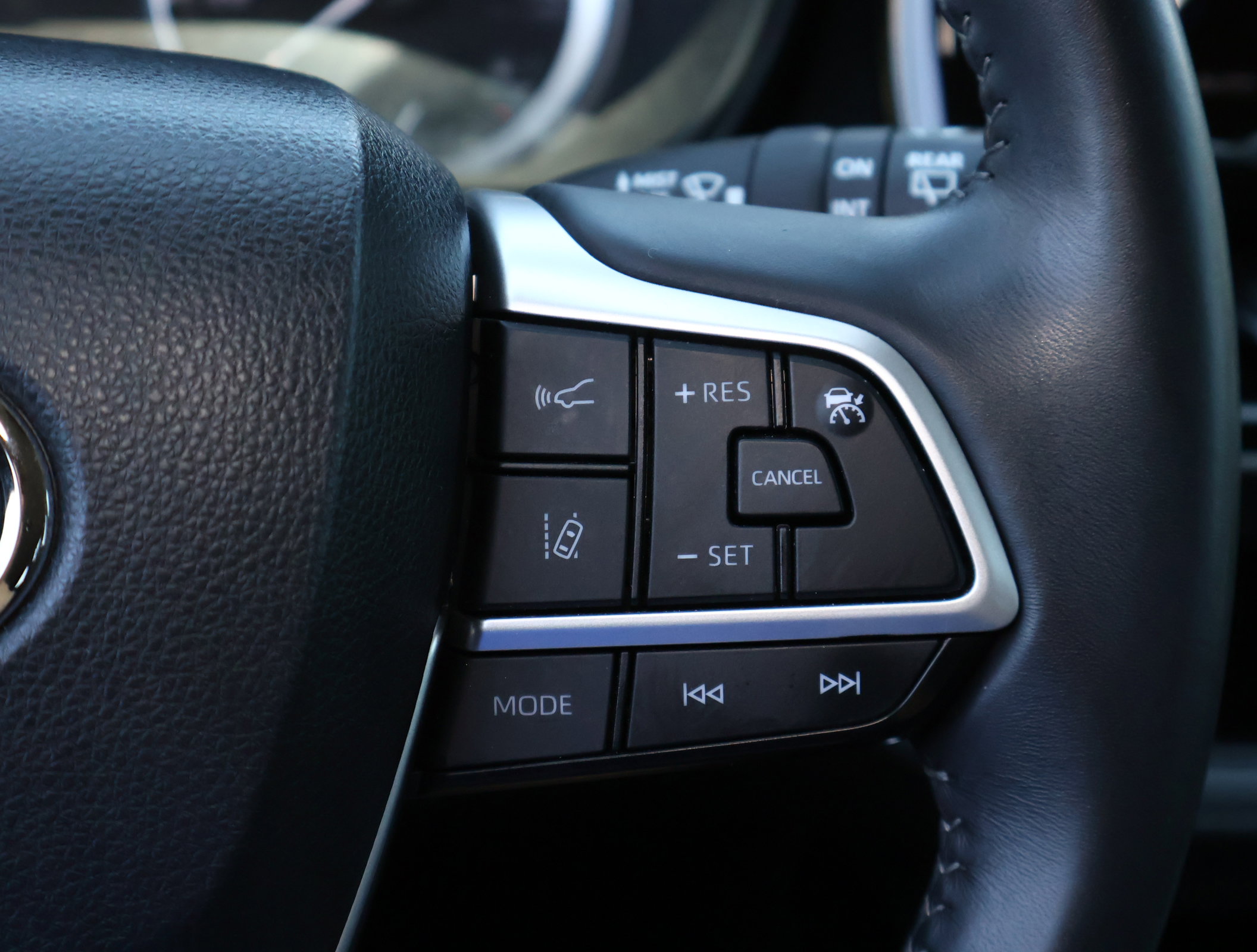 Used 2023 Toyota Highlander LE FWD image 14