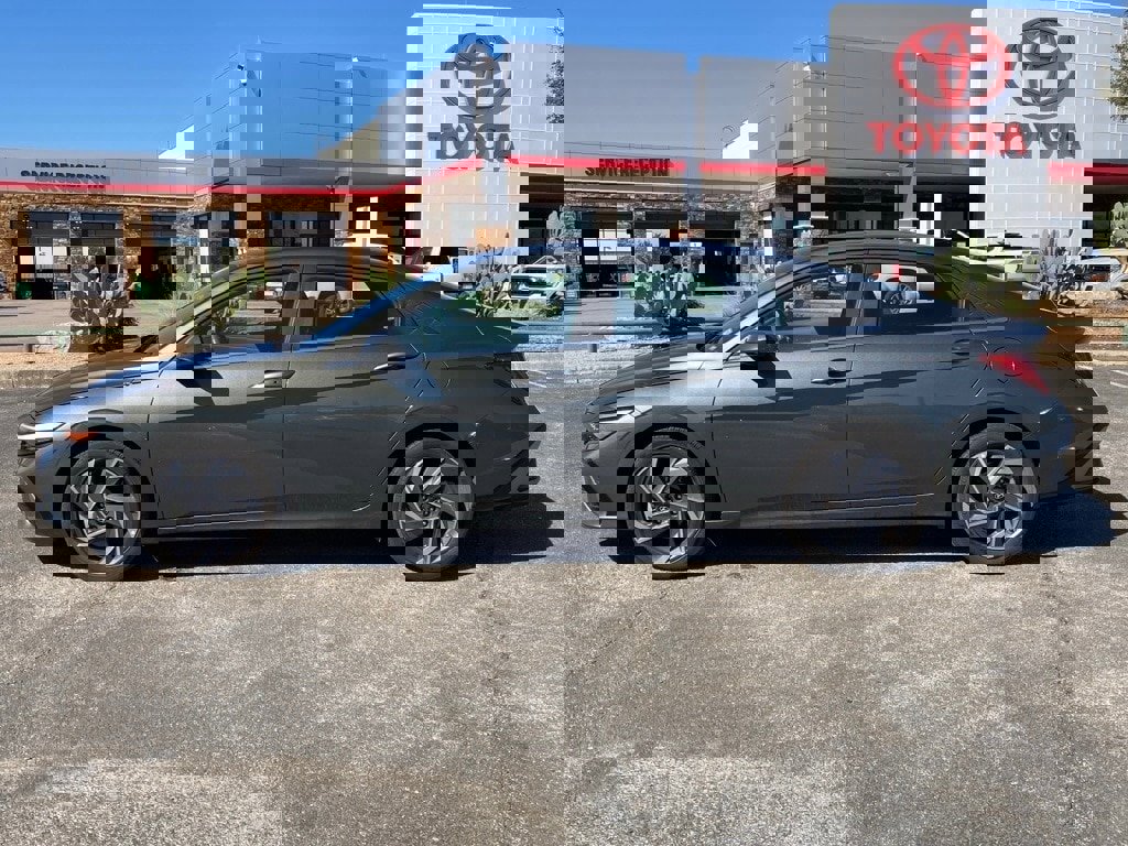 Used 2025 Hyundai Elantra SEL image 8