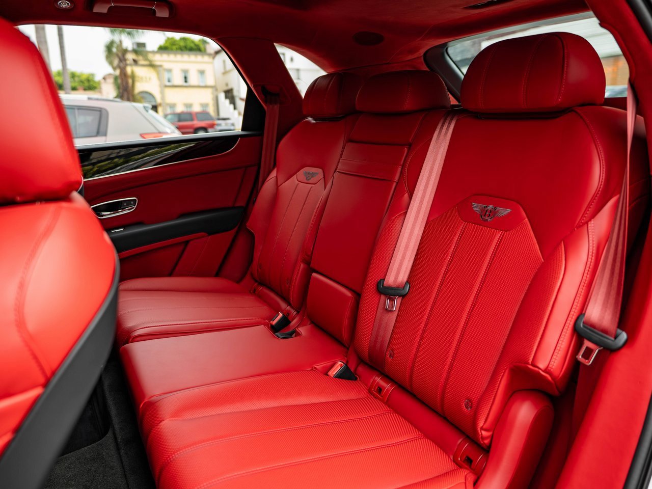 Used 2025 Bentley Bentayga V8 image 21
