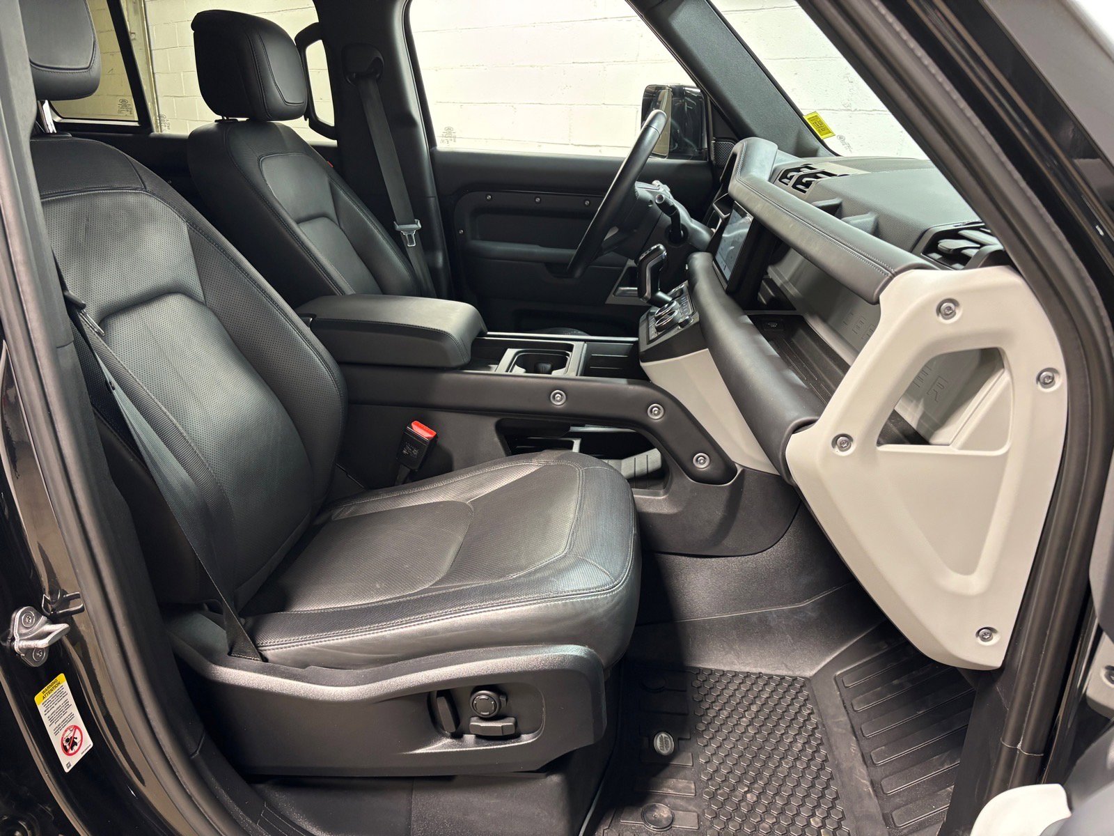 Used 2023 Land Rover Defender 110 X-Dynamic SE image 32