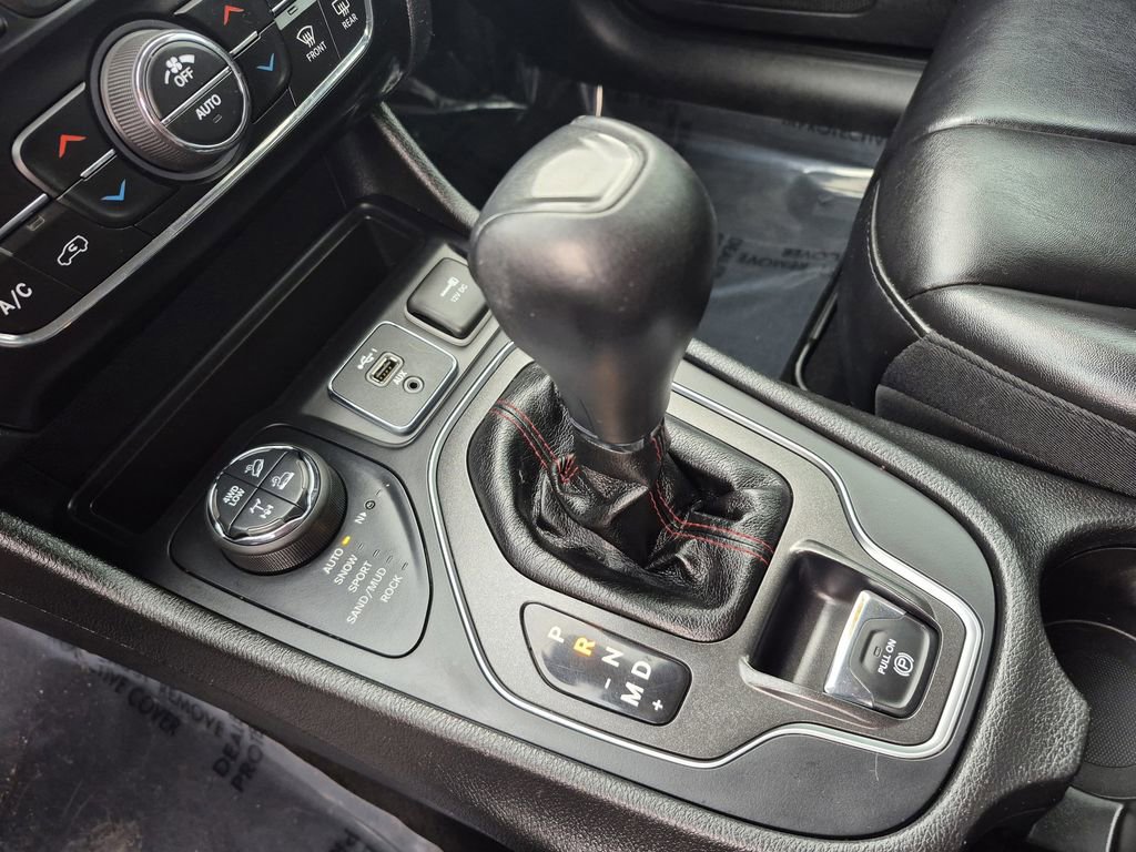 Used 2019 Jeep Cherokee Trailhawk w/ Cold Weather Group image 24