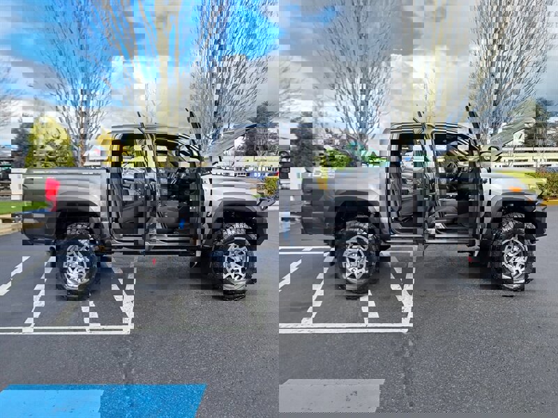 Used 2017 Toyota Tacoma TRD Off-Road w/ Premium & Technology Package image 24