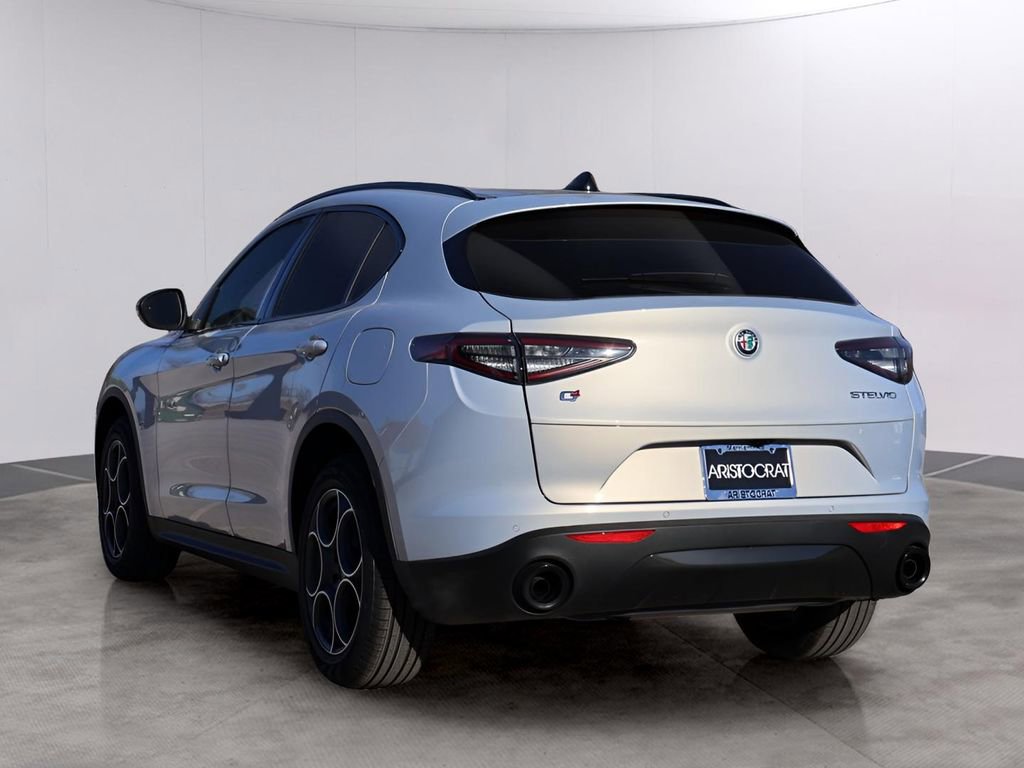 New 2025 Alfa Romeo Stelvio Sprint image 5
