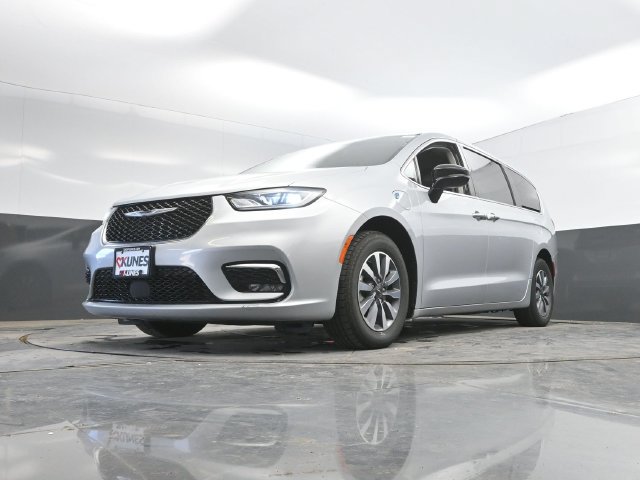 Used 2024 Chrysler Pacifica Limited FWD image 48