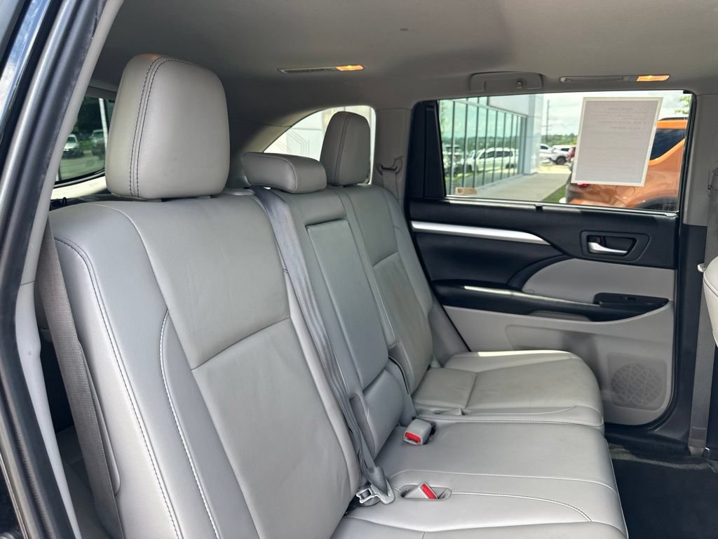 Used 2019 Toyota Highlander XLE FWD image 24