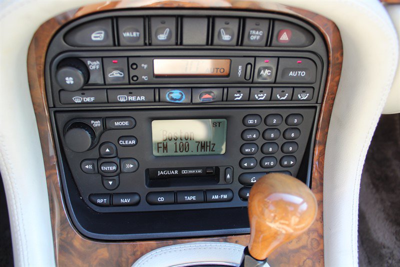 Used 2001 Jaguar XJ RWD image 11