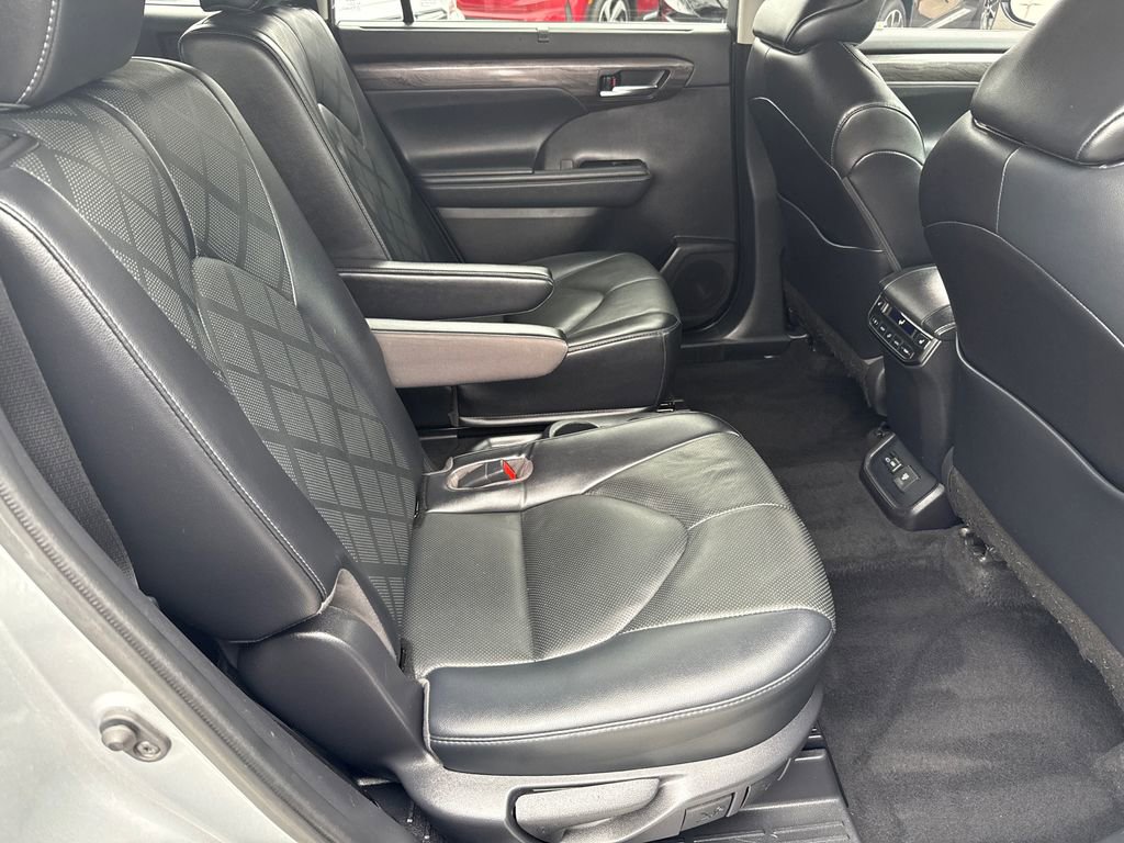 Used 2022 Toyota Highlander Platinum image 17