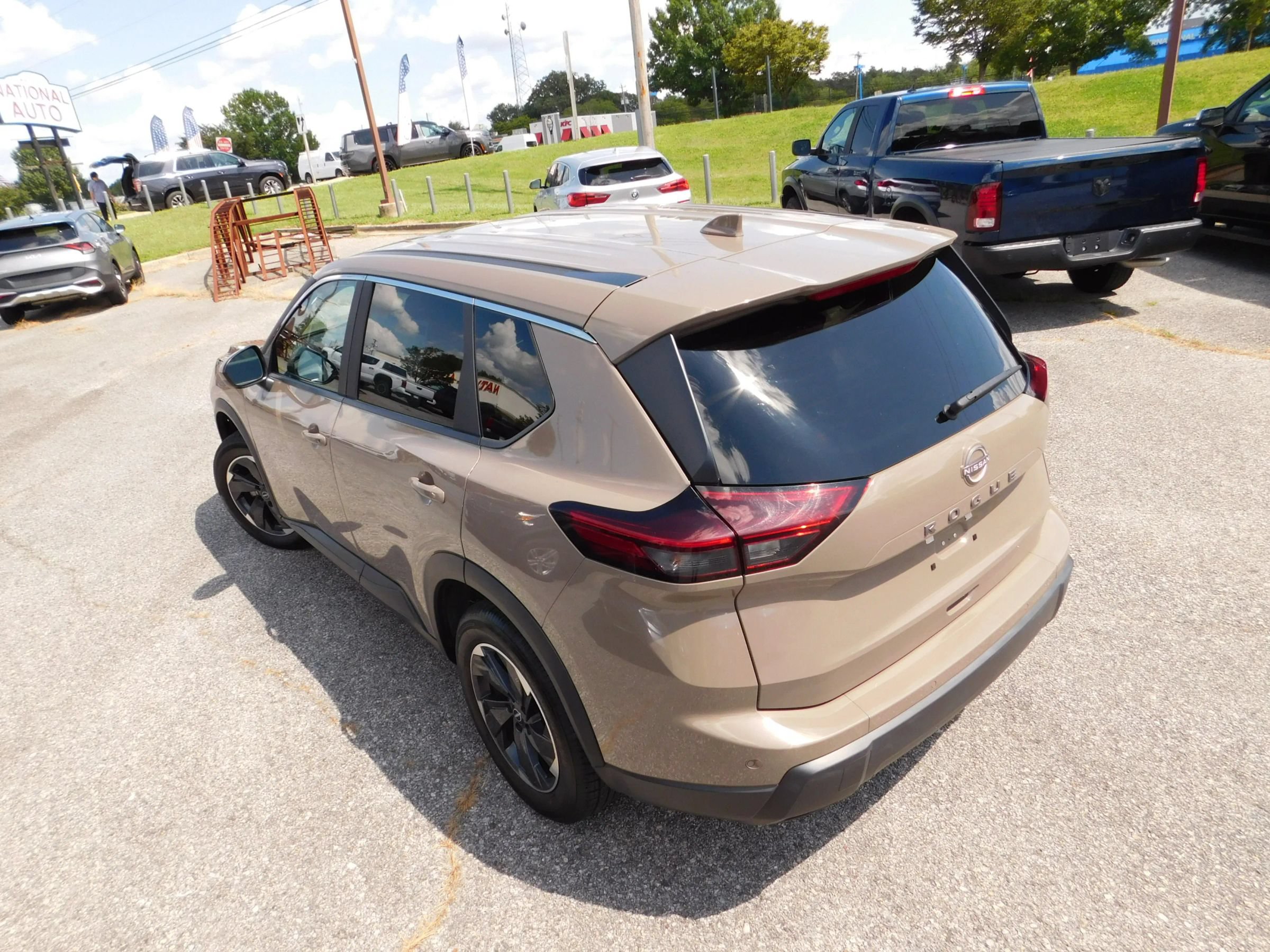 Used 2025 Nissan Rogue SV FWD image 8