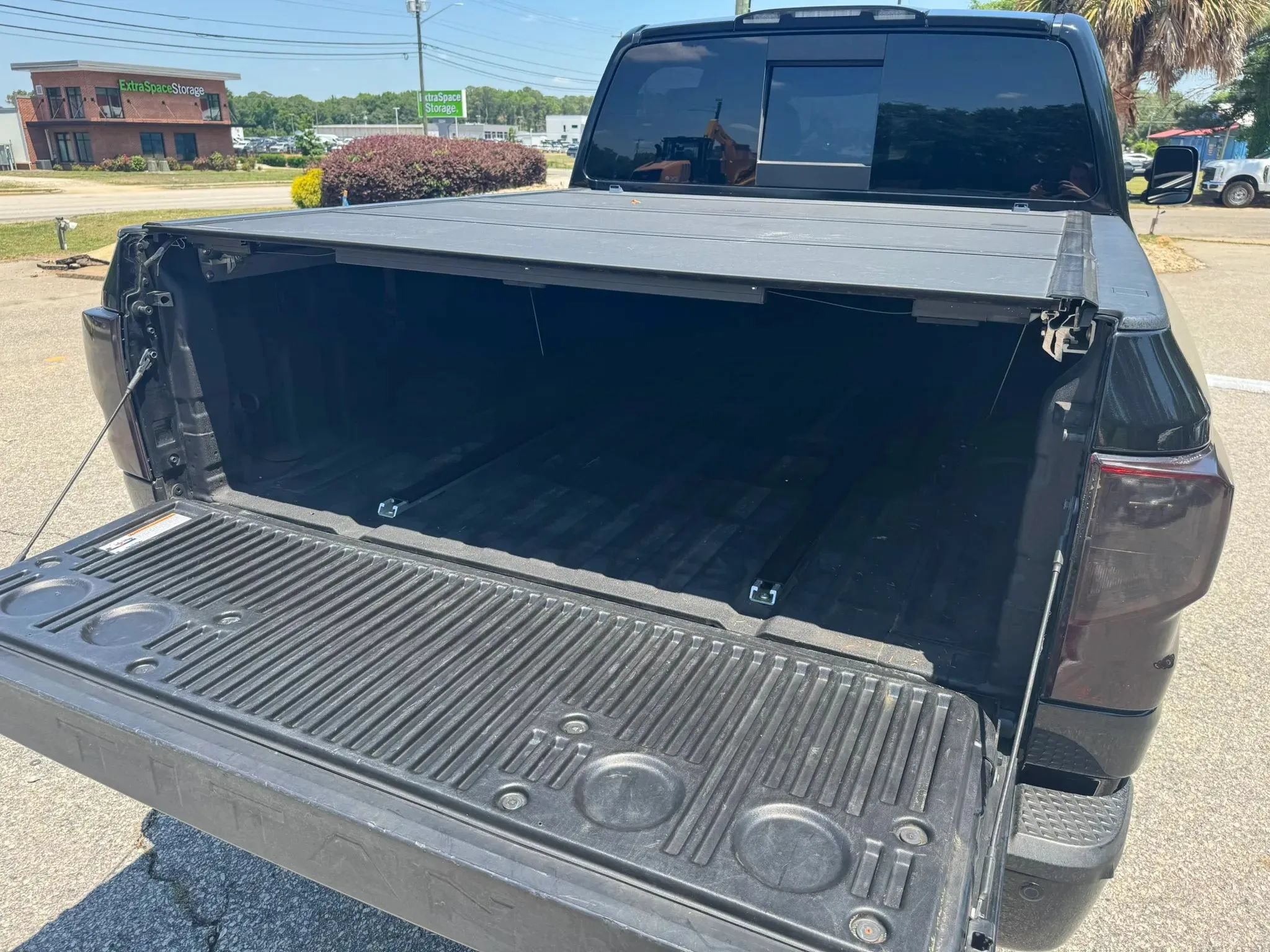 Used 2017 Nissan Titan SL w/ SL Towing Convenience Package RWD image 11