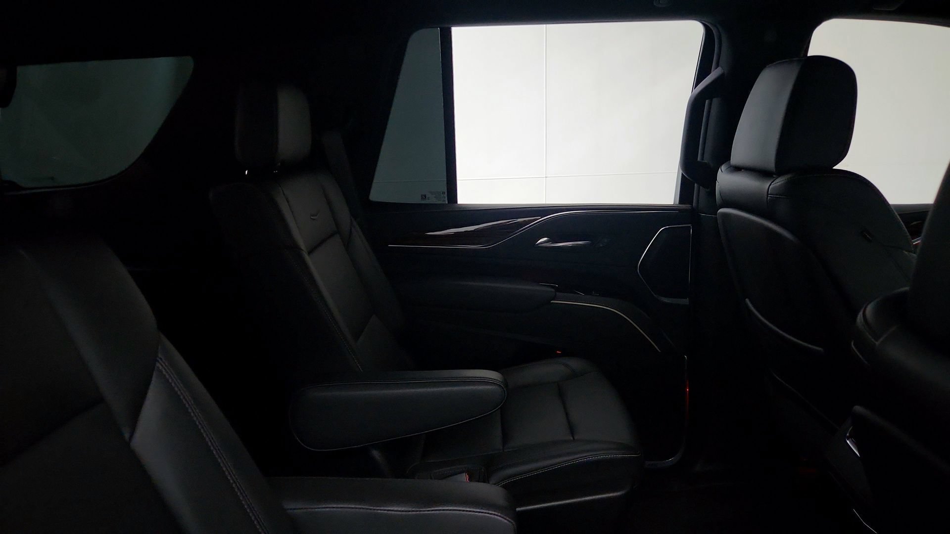 Used 2022 Cadillac Escalade Luxury w/ LPO, Floor Liner Package AWD/4WD image 27