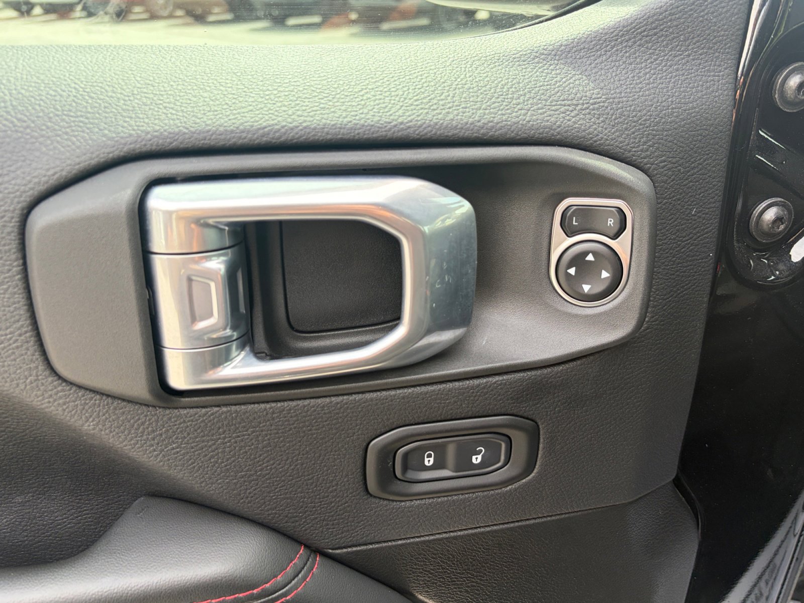 Used 2025 Jeep Wrangler Unlimited Rubicon w/ Steel Bumper Group image 15