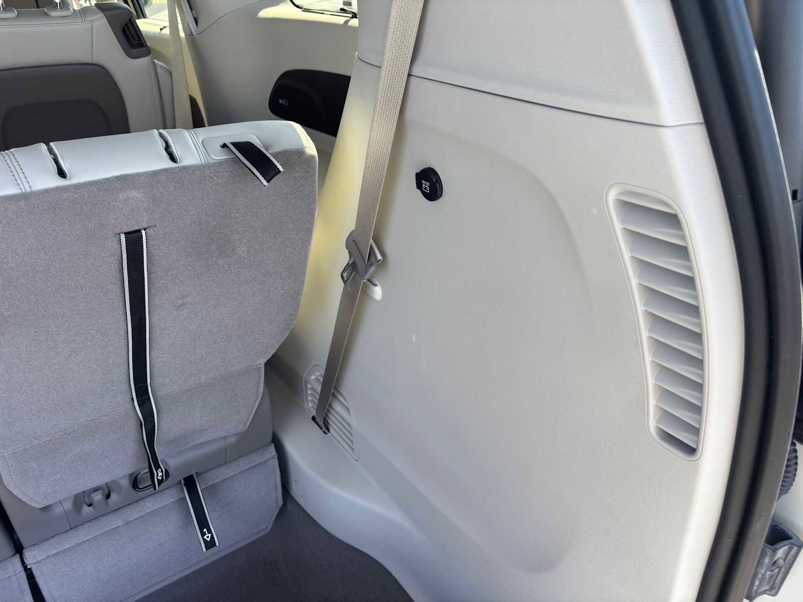 Used 2020 Chrysler Pacifica Touring-L Plus w/ Tire & Wheel Group image 12