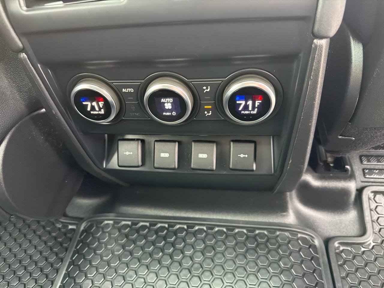 Used 2020 Land Rover Defender 110 SE AWD/4WD image 13