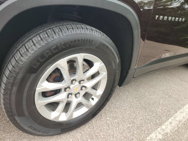 Used 2021 Chevrolet Traverse LT FWD image 2