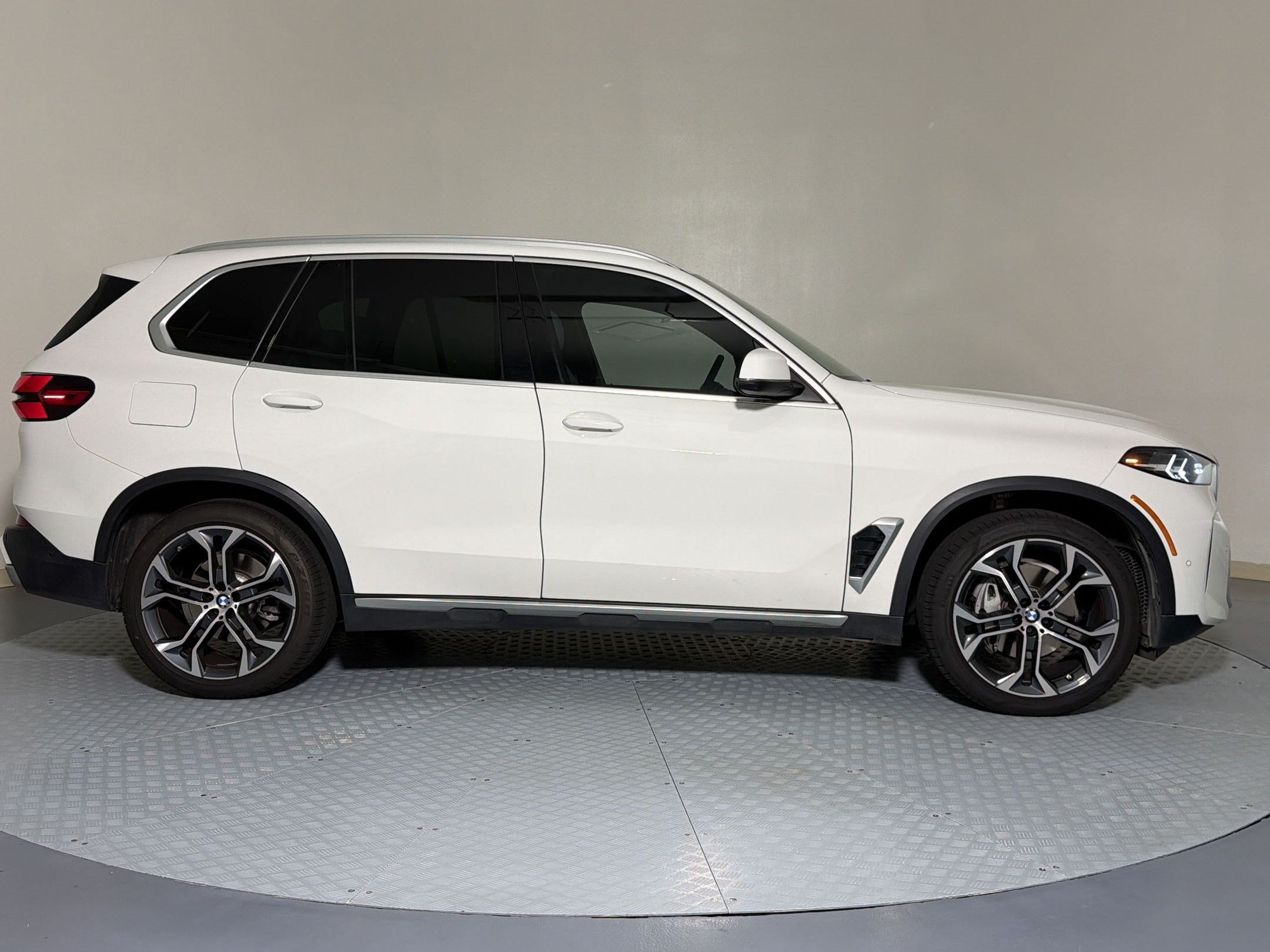 Used 2024 BMW X5 sDrive40i w/ Parking Assistance Package RWD image 6