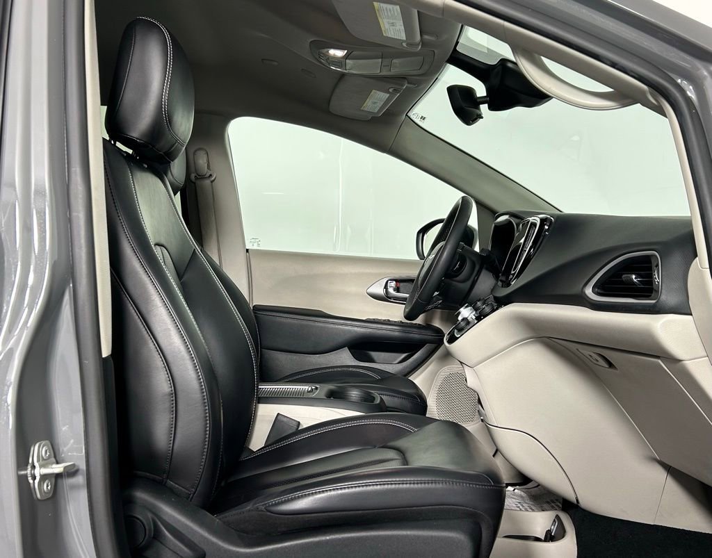 Used 2023 Chrysler Pacifica Touring-L image 10