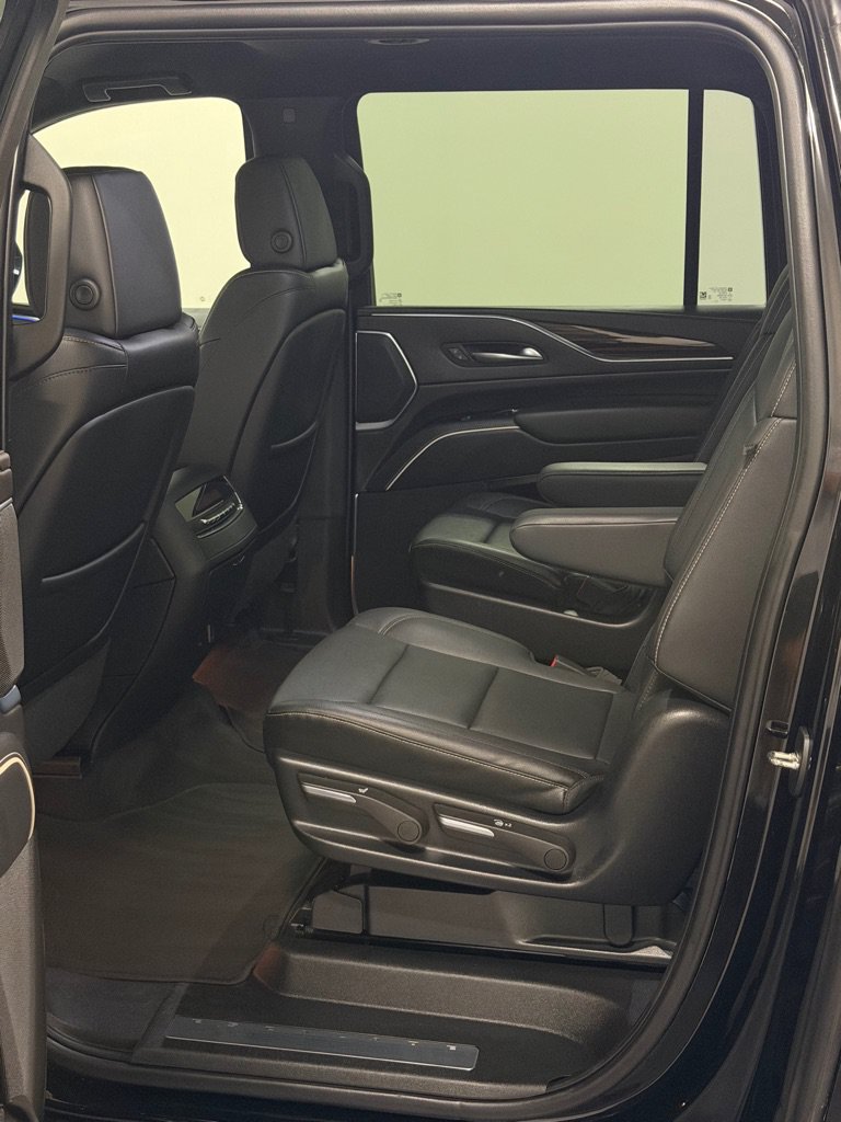 Used 2023 Cadillac Escalade ESV Luxury AWD/4WD image 9