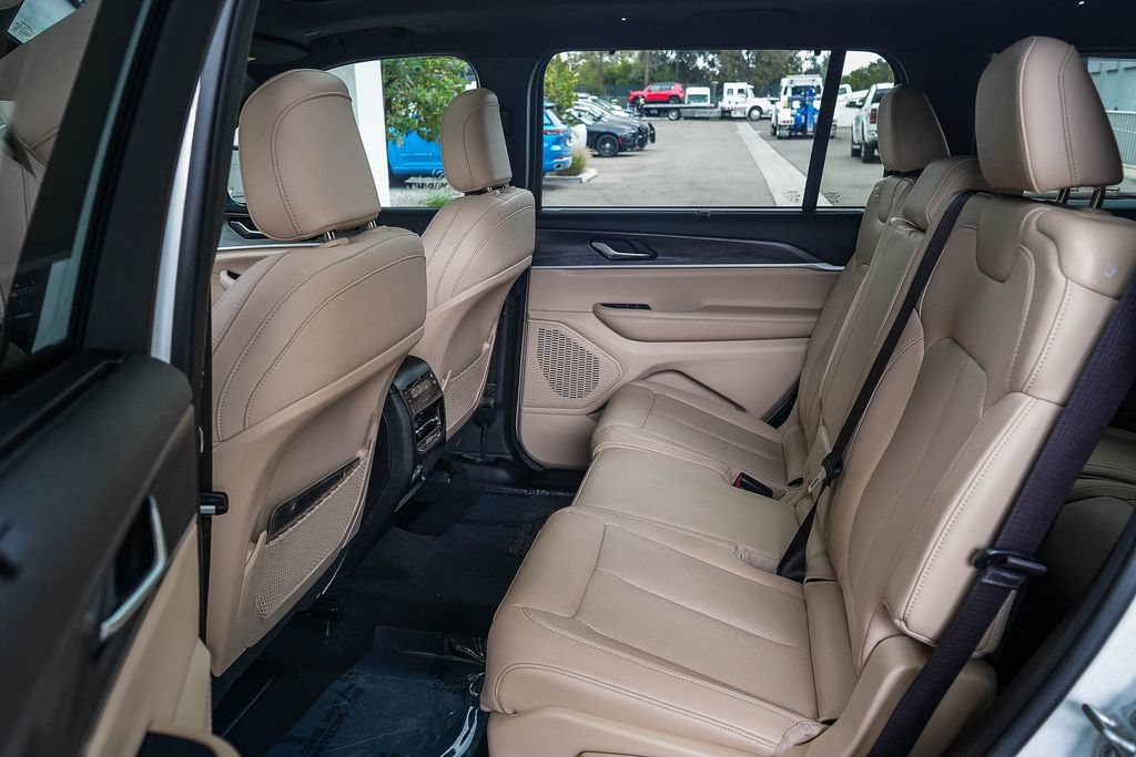 Used 2023 Jeep Grand Cherokee L Limited w/ Luxury Tech Group II AWD/4WD image 19