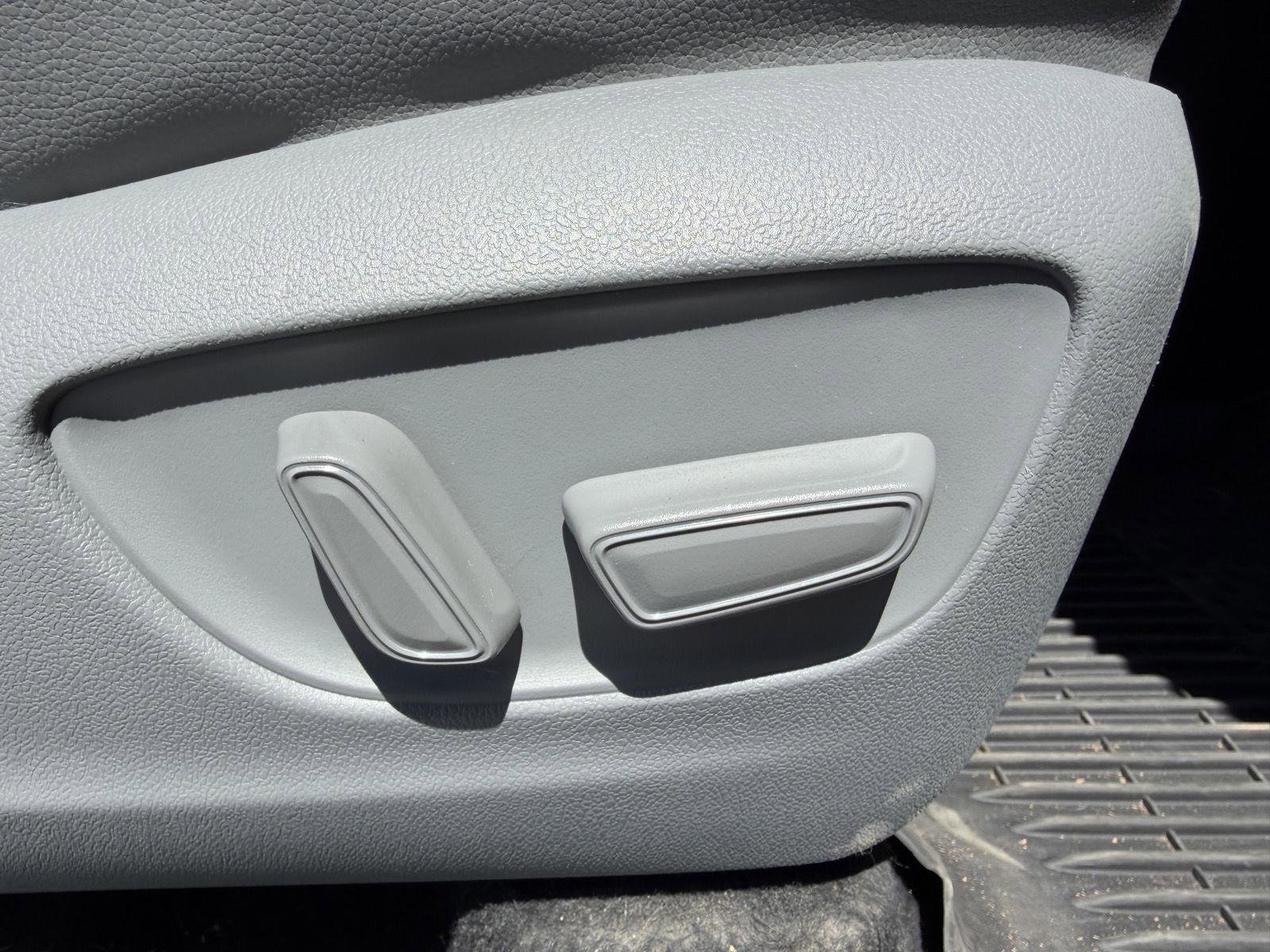 Used 2024 Toyota Highlander XLE AWD/4WD image 33
