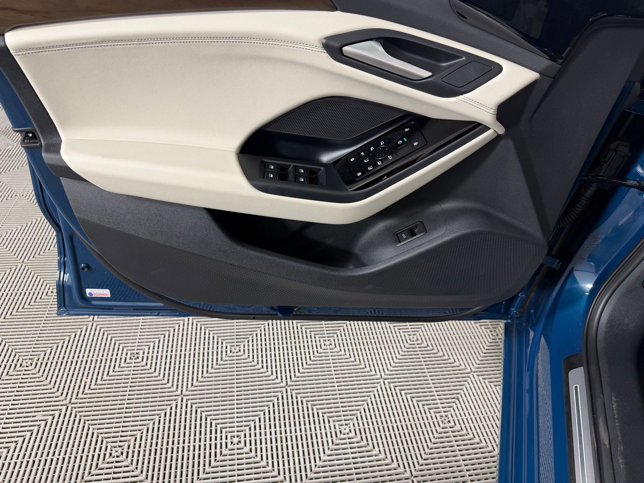 Certified 2025 Audi A6 e-tron Premium w/ Convenience Package image 21