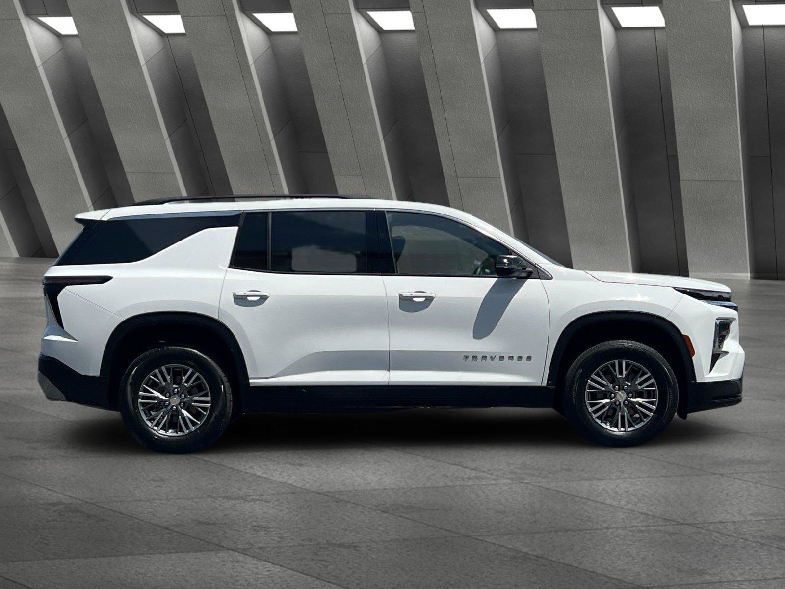 Used 2025 Chevrolet Traverse LT AWD/4WD image 3