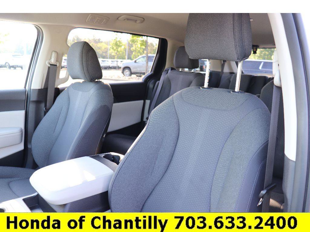 Used 2024 Kia Carnival LX FWD image 24