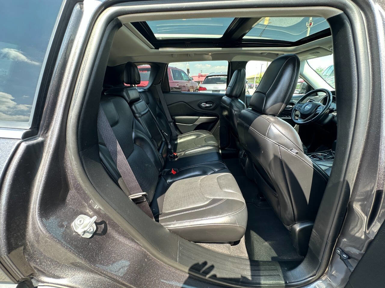 Used 2019 Jeep Cherokee Limited image 25