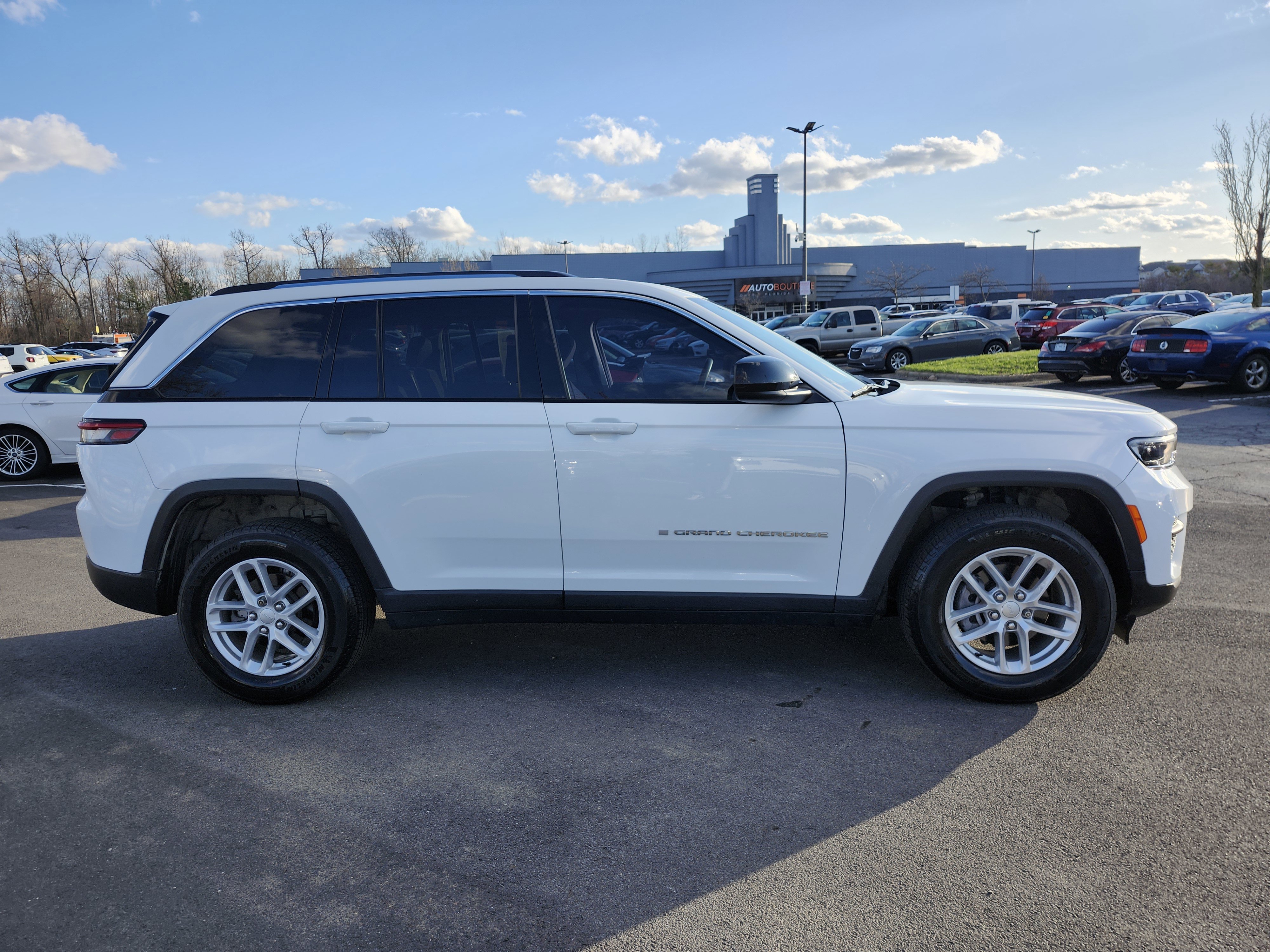 Used 2023 Jeep Grand Cherokee Laredo image 18