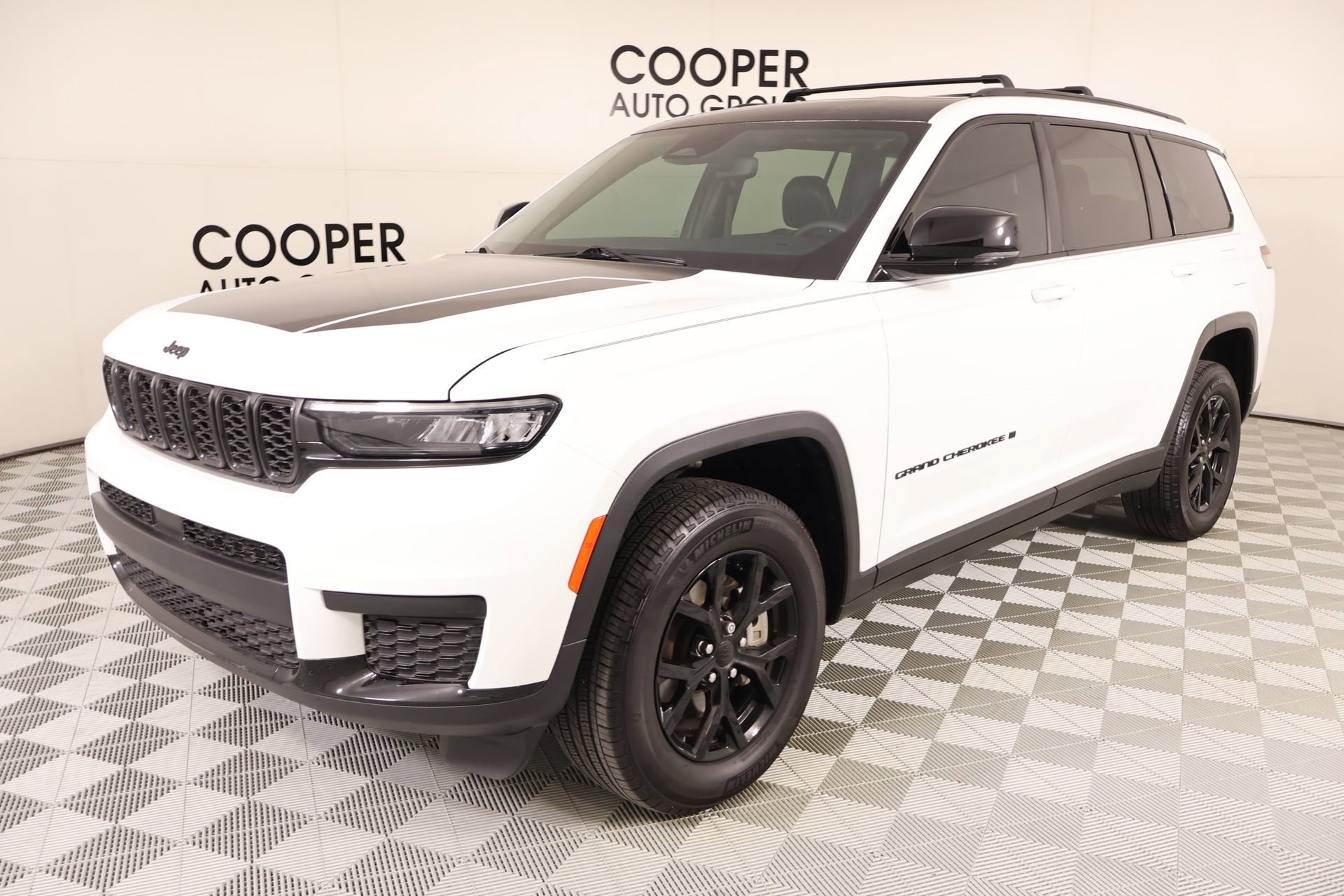 Used 2024 Jeep Grand Cherokee L Laredo RWD image 10