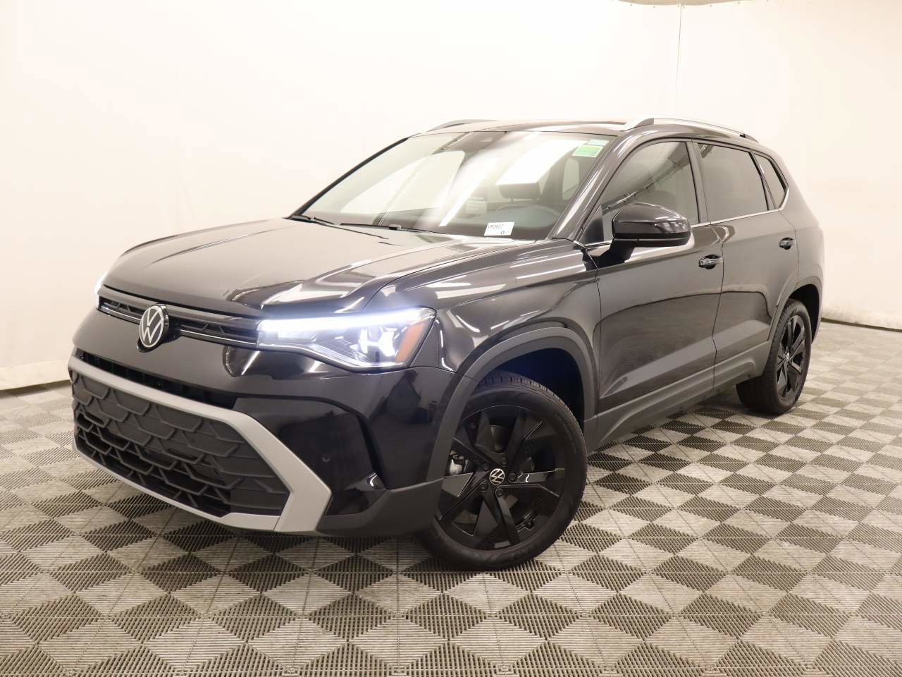 Certified 2025 Volkswagen Taos SE w/ Panoramic Sunroof Package image 1