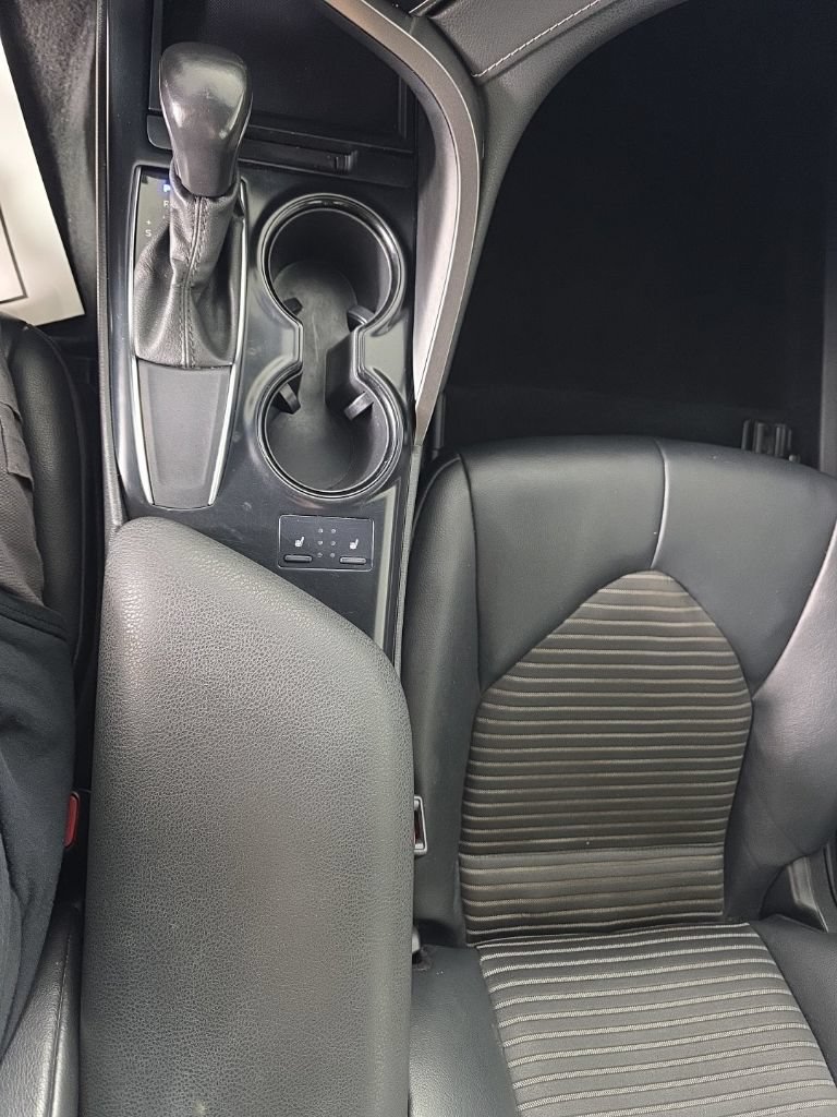 Used 2020 Toyota Camry SE FWD image 19