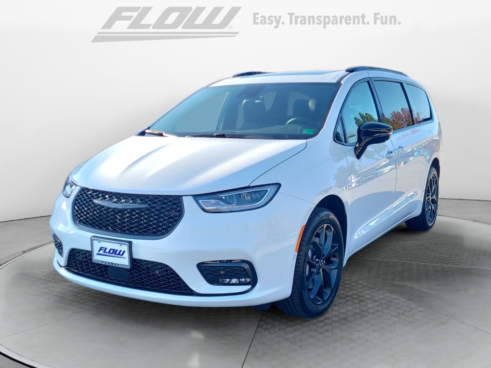 New 2026 Chrysler Pacifica Limited w/ S Appearance Package image 3