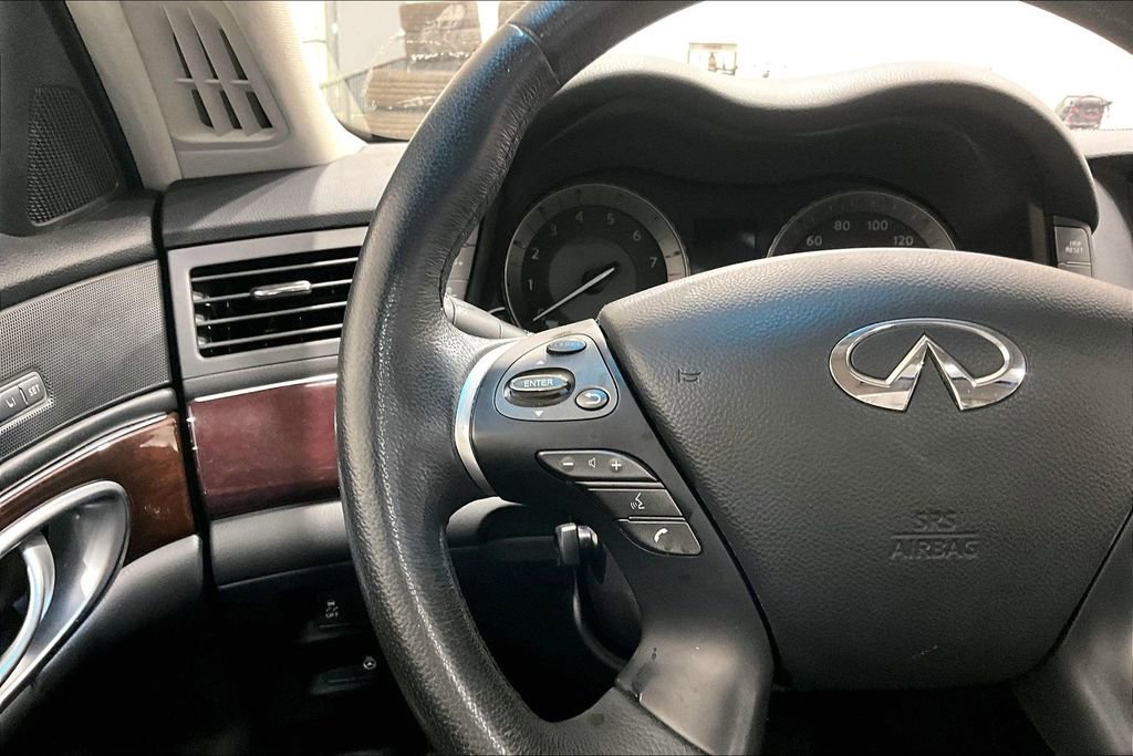 Used 2019 INFINITI Q70 Luxe image 17