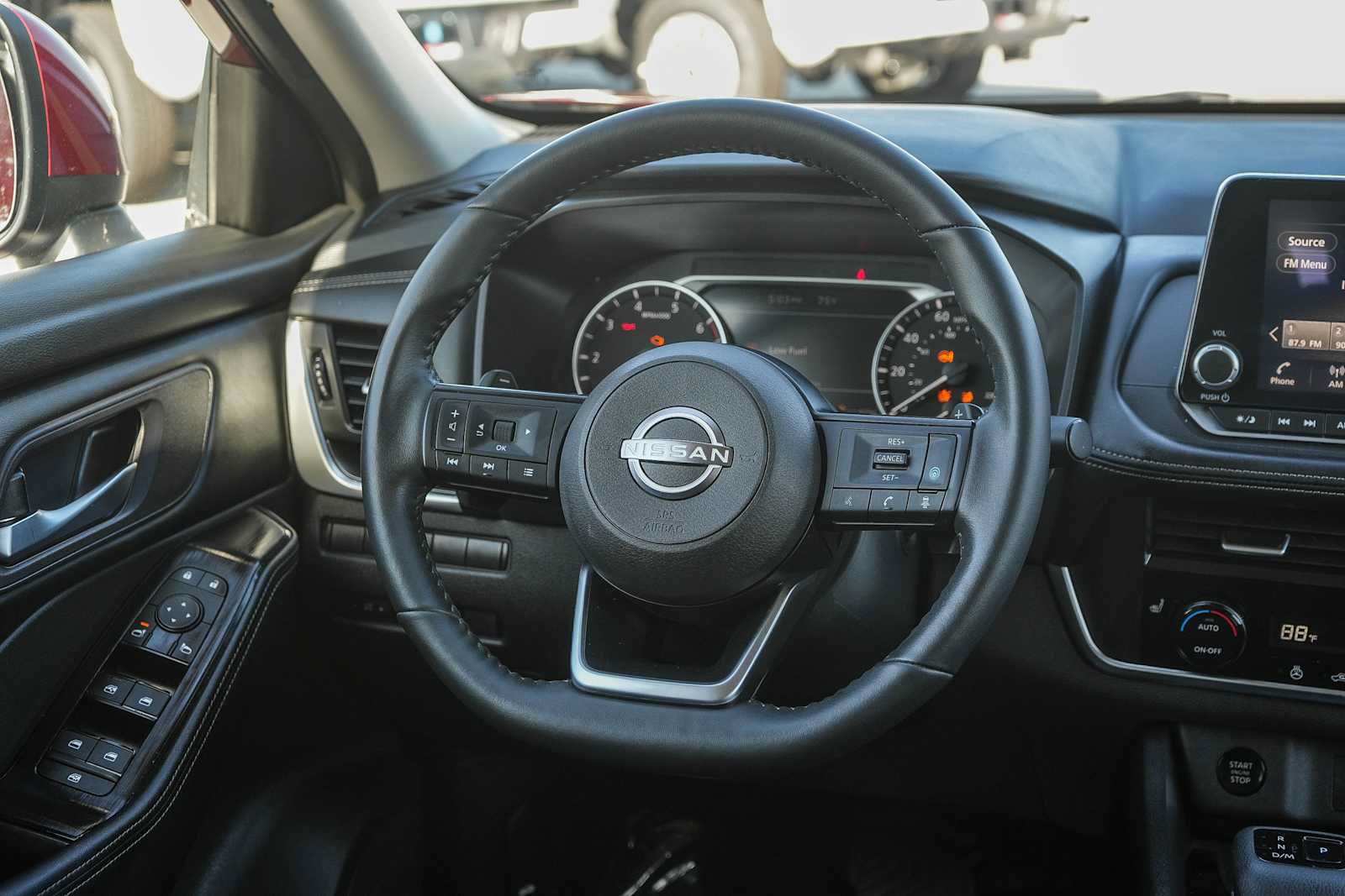 Used 2024 Nissan Rogue SV w/ SV Premium Package FWD image 15