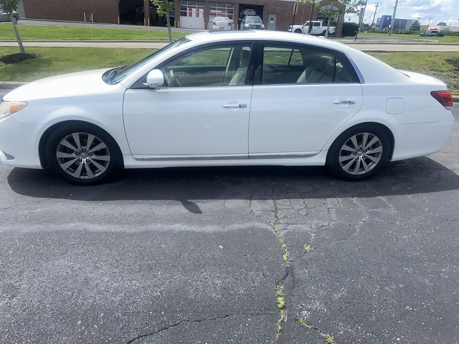 Used 2011 Toyota Avalon Limited FWD image 2
