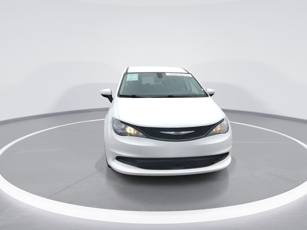 Used 2022 Chrysler Voyager LX image 3