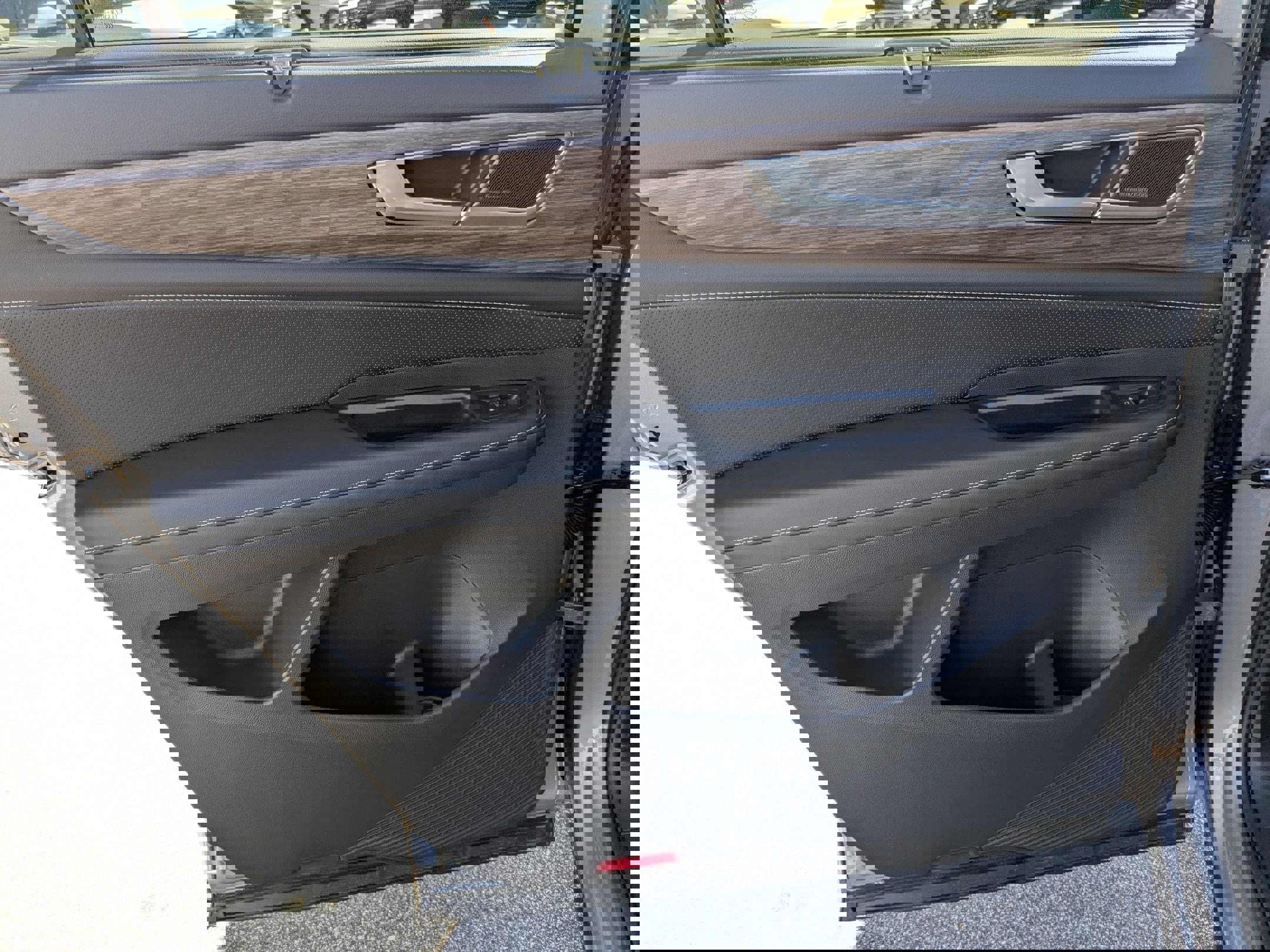 Used 2025 Volkswagen Atlas SEL Premium R-Line image 28