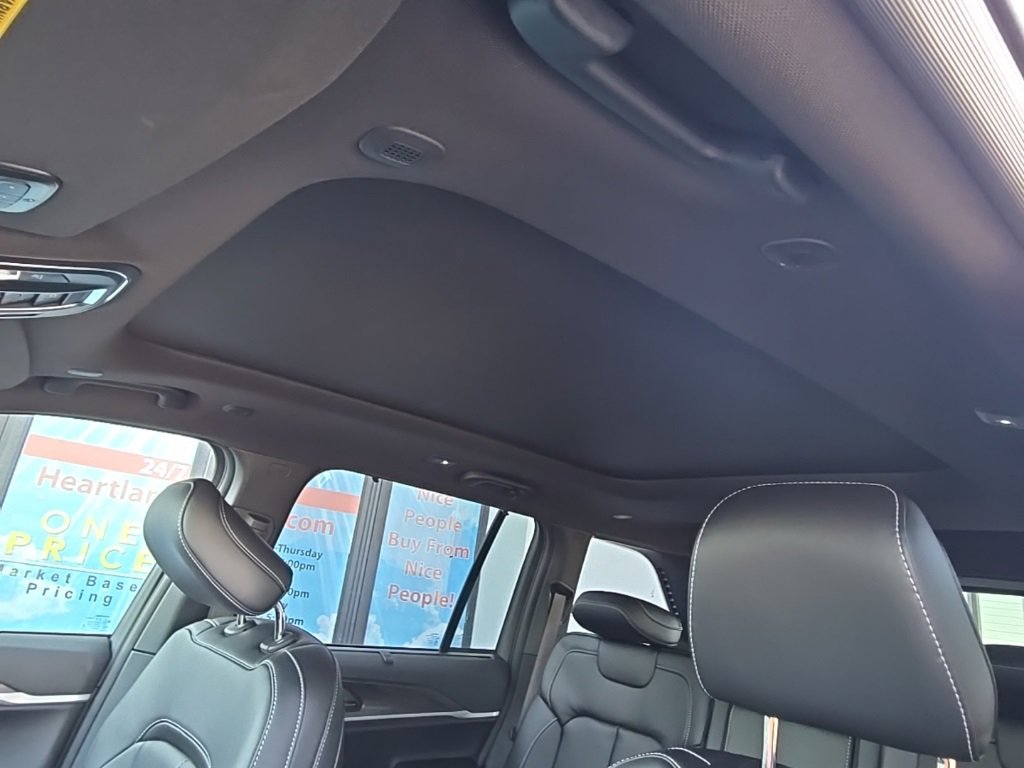 New 2025 Jeep Grand Cherokee Limited w/ Luxury Tech Group II image 35