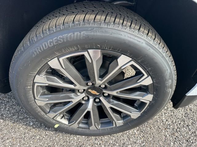 New 2026 Chevrolet Suburban High Country image 3