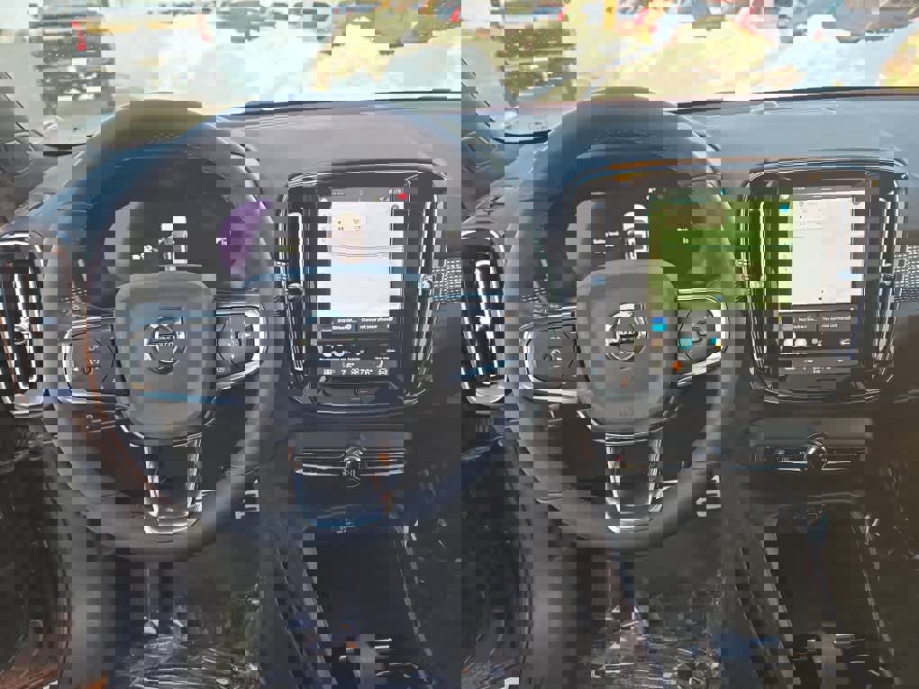 Used 2022 Volvo XC40 P8 Recharge Plus image 13