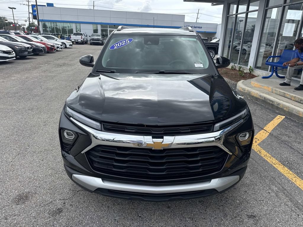 Used 2025 Chevrolet TrailBlazer LT FWD image 2